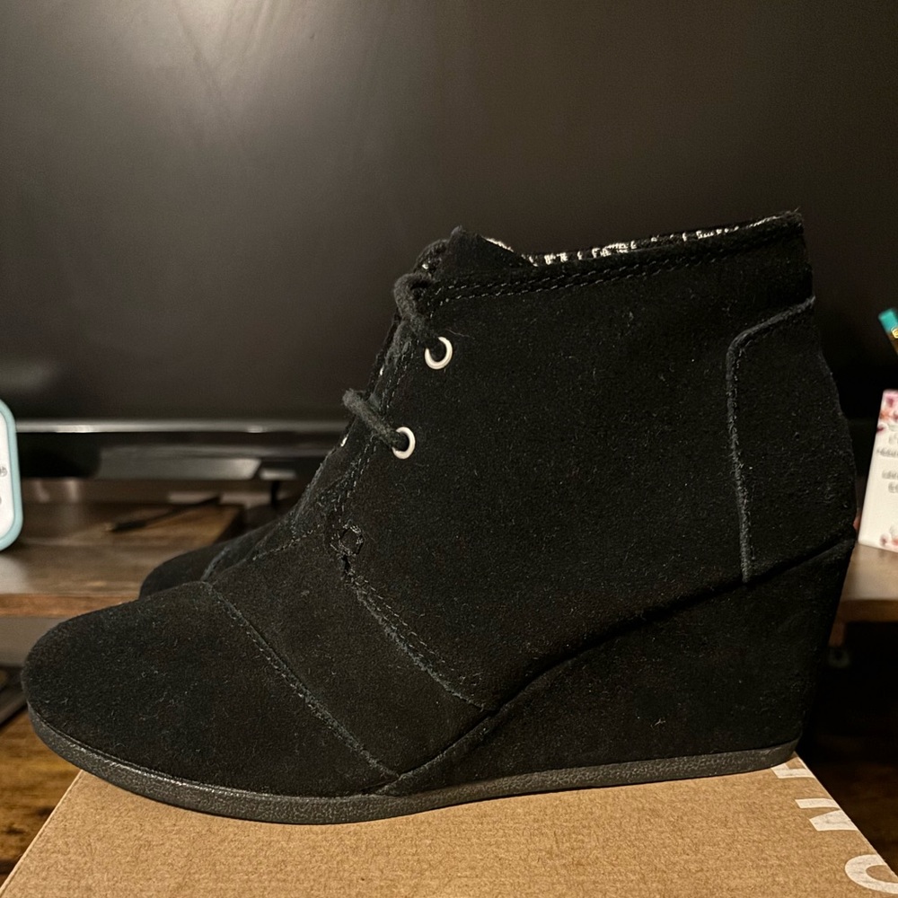 TOMS Women's Black Suede Booties Lace Up Wedge Size 7.5